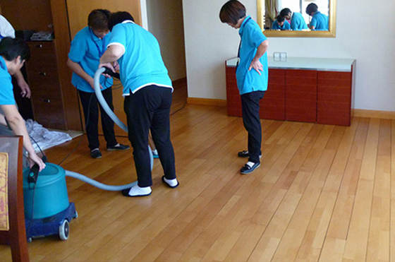 There are ways to maintain wooden floors in summer to avoid the heat and moisture with both hands